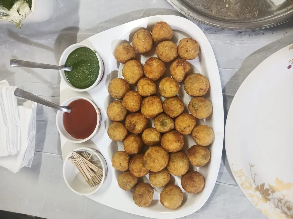 Vegetarian starters served with green and red chutneys